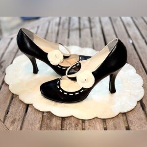 Amazing Vintage BCBGirls Black/White W/Bow snap Mary Jane Heels! Sz 9.5